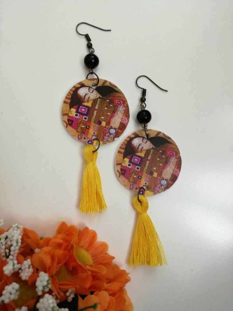 Klimts "Labbraccio" Karte Ohrringe Mit Black Pearl Und Gelben Quasten Klimts "Labbraccio" Karte Ohrringe Mit Black Pearl Und Gelben Quasten von JolieJoieCreazioni