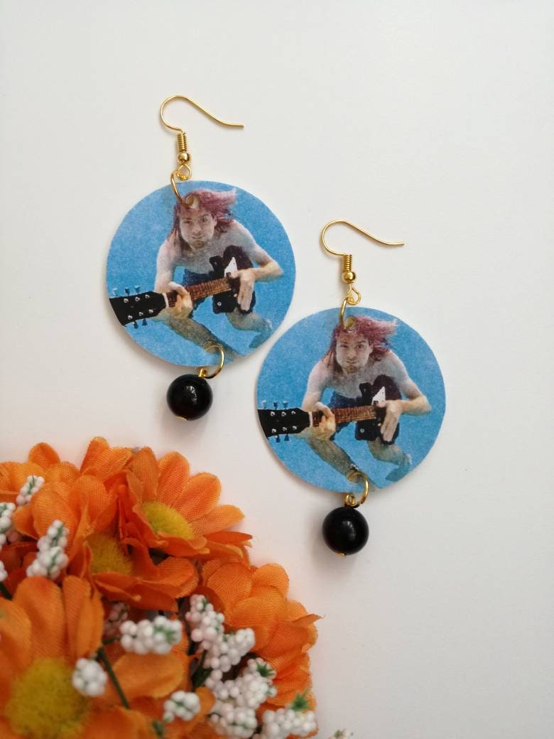 Kurt Cobain - Papier-Ohrhänger Mit Kreisanhänger Und Schwarzen Perlen Kurt Cobain - Papier-Ohrhänger Mit Kreisanhänger Und Schwarzen Perlen von JolieJoieCreazioni