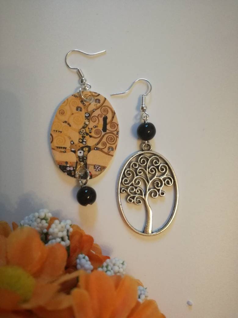 Lebensbaum-Ohrringe Mit Stahlanhänger Und Schwarzen Perlen Lebensbaum-Ohrringe Mit Stahlanhänger Und Schwarzen Perlen von JolieJoieCreazioni