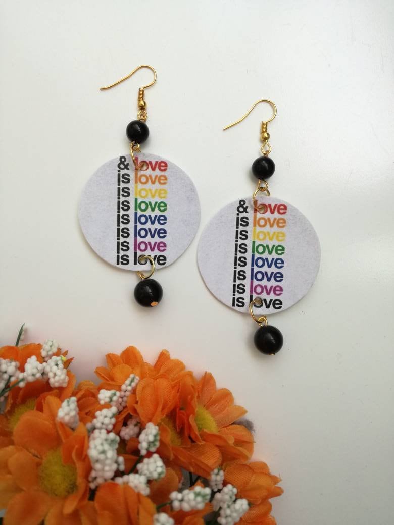 Liebe Ist Papier Circle Anhänger Ohrringe Mit Regenbogen "Liebe Liebe" Und Schwarze Perlen Liebe Ist Papier Circle Anhänger Ohrringe Mit Regenbogen "Liebe Liebe" Und Schwarze Perlen von JolieJoieCreazioni