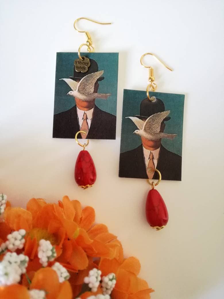 Magritte Papierohrringe Mit Rechteckigem Anhänger Und Roter Perle Magritte Papierohrringe Mit Rechteckigem Anhänger Und Roter Perle von JolieJoieCreazioni