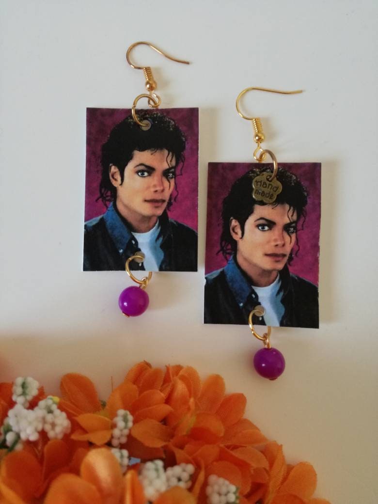 Michael Jackson Papierohrringe Mit Rechteckigem Anhänger Und Lila Perle Michael Jackson Papierohrringe Mit Rechteckigem Anhänger Und Lila Perle von JolieJoieCreazioni