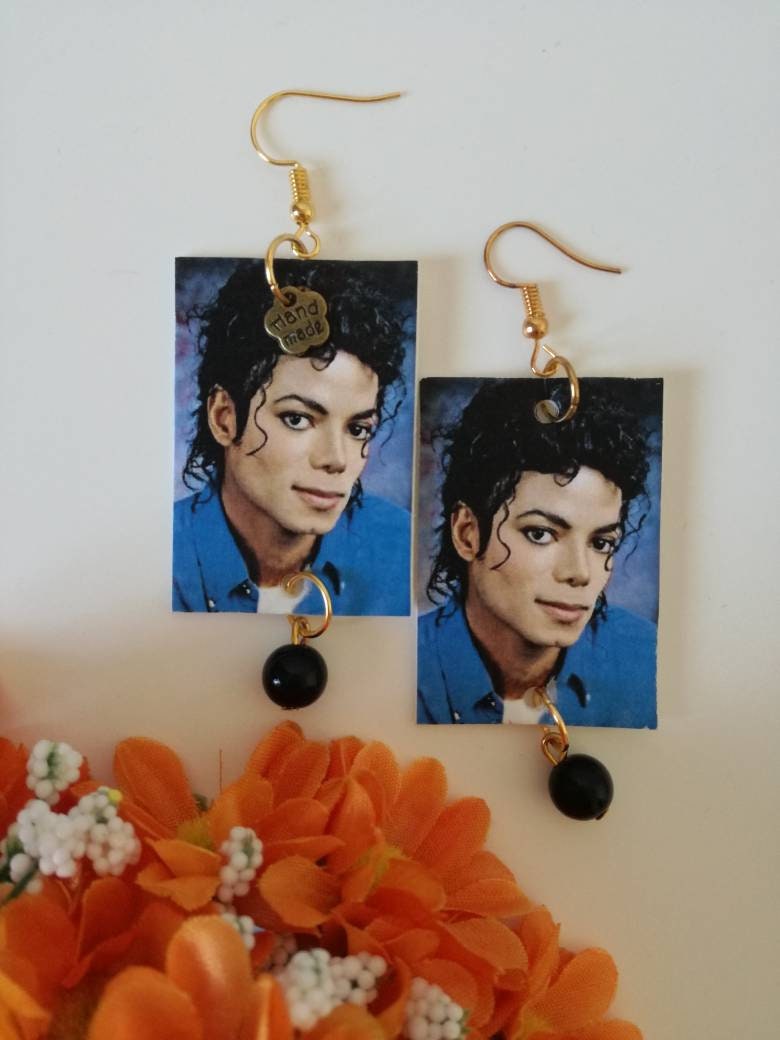 Michael Jackson-Papierohrringe Mit Rechteckigem Anhänger Und Schwarzer Perle Michael Jackson-Papierohrringe Mit Rechteckigem Anhänger Und Schwarzer Perle von JolieJoieCreazioni
