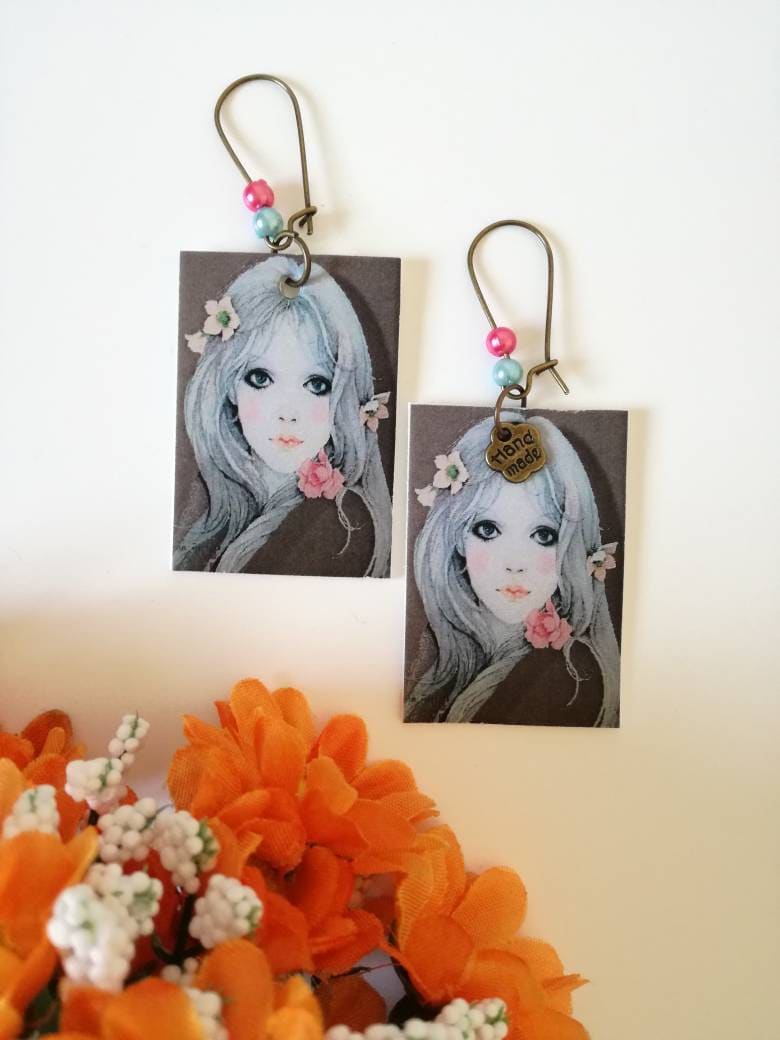 Mira Fujita Papier Rechteckige Anhänger Drop Ohrringe Und Bilder Im Angesicht Einer Frau von JolieJoieCreazioni