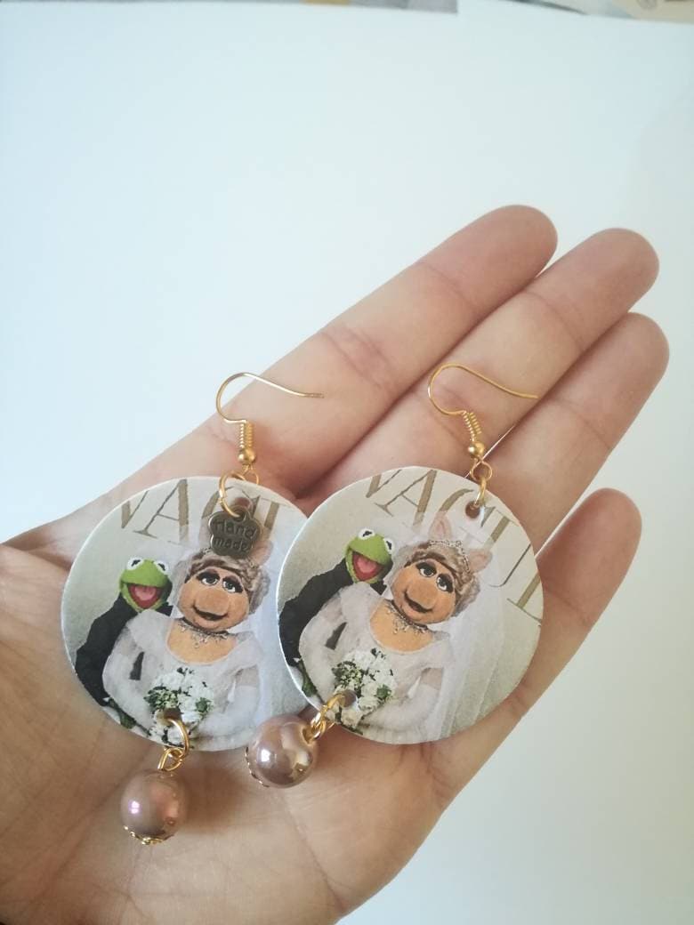 Miss Piggy Und Kermit Lieben Creolenpapier-Ohrringe Mit Beiger Perle Miss Piggy Und Kermit Lieben Creolenpapier-Ohrringe Mit Beiger Perle von JolieJoieCreazioni
