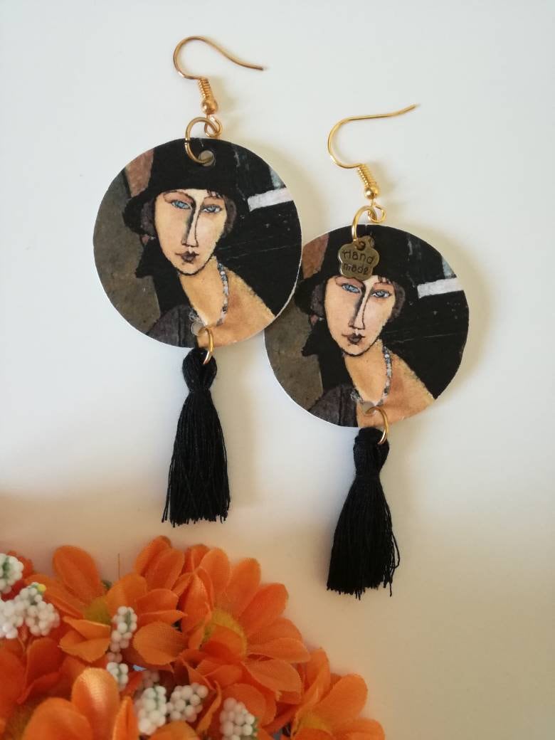 Modigliani-Papierohrringe Mit Kreisanhänger Und Schwarzer Baumwollquaste Modigliani-Papierohrringe Mit Kreisanhänger Und Schwarzer Baumwollquaste von JolieJoieCreazioni