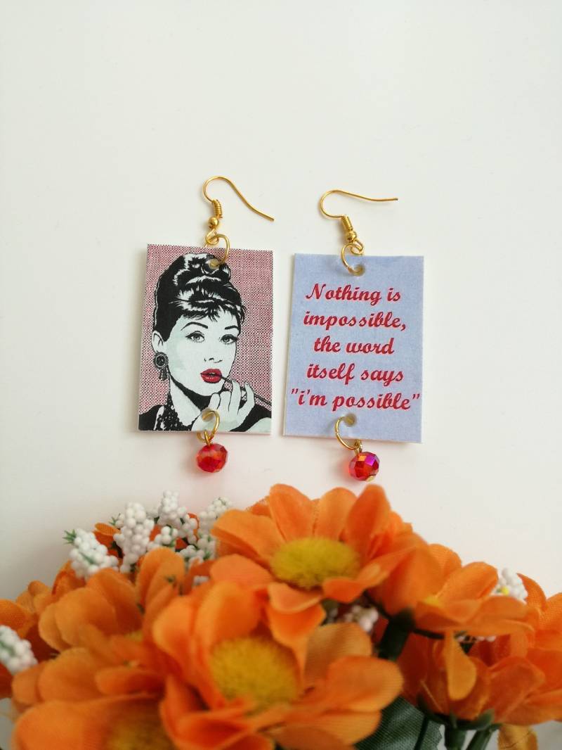 Nichts Anderes Als Audrey Hepburn-Ohrringe Aus Papier Mit Quellenangabe Und Perla Rossa Nichts Anderes Als Audrey Hepburn-Ohrringe Aus Papier Mit Quellenangabe Und Perla Rossa von JolieJoieCreazioni
