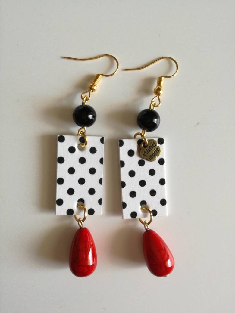 Ohrhänger Mit Gepunktetem Papieranhänger Und Schwarzen Roten Perlen Ohrhänger Mit Gepunktetem Papieranhänger Und Schwarzen Roten Perlen von JolieJoieCreazioni
