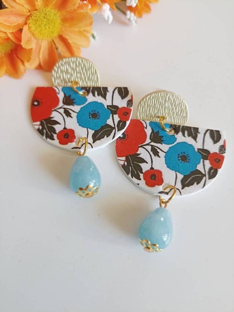 Ohrringe Aus Papier Mit Floral Gemusterten Halbkreisanhängern, Goldener Anstecknadel Und Blauem Tropfenstein von JolieJoieCreazioni