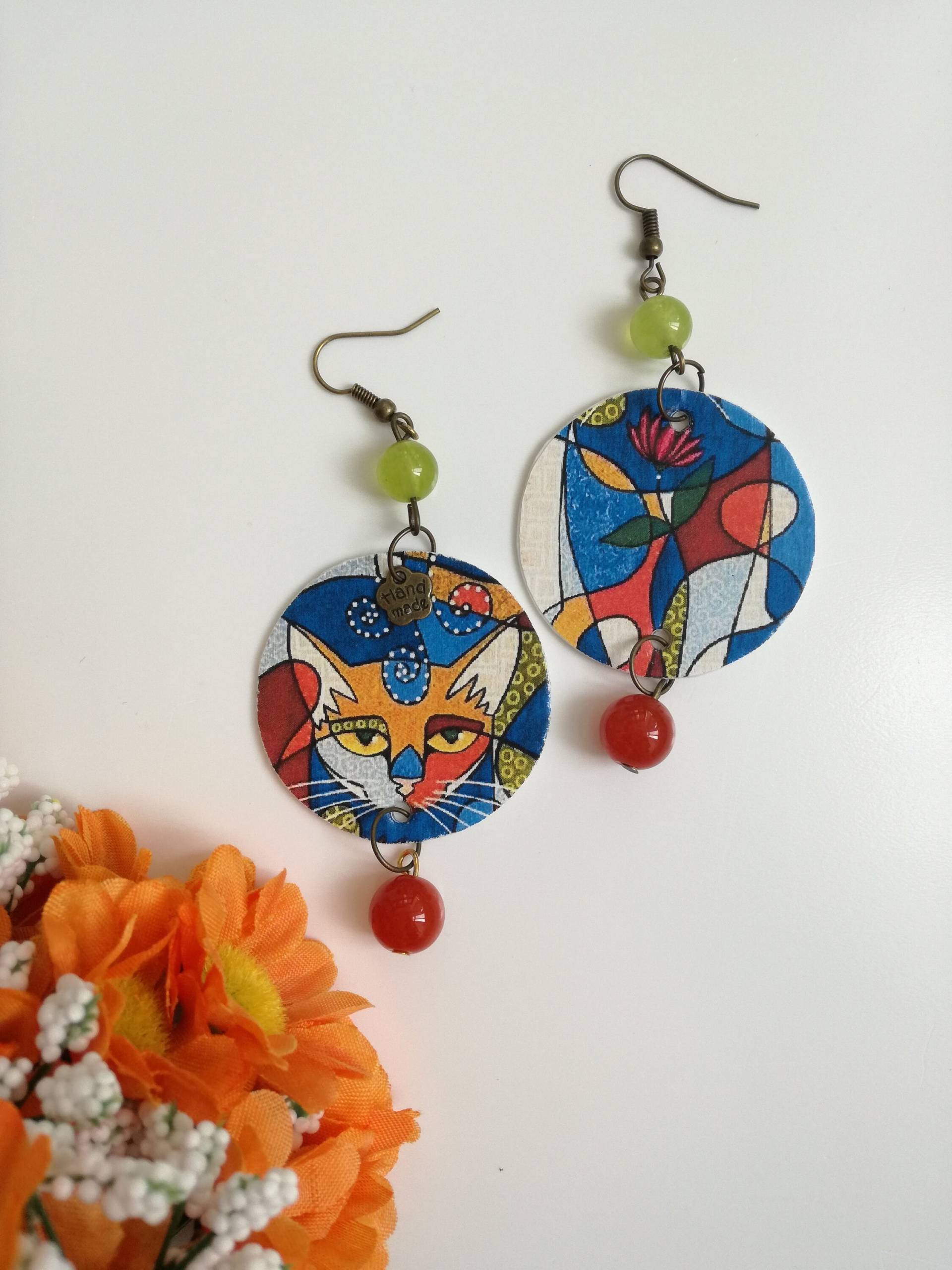 Papier-Katzengesicht Charms, Ohrringe Und Farbigen Perlen Papier-Katzengesicht Charms, Ohrringe Und Farbigen Perlen von JolieJoieCreazioni