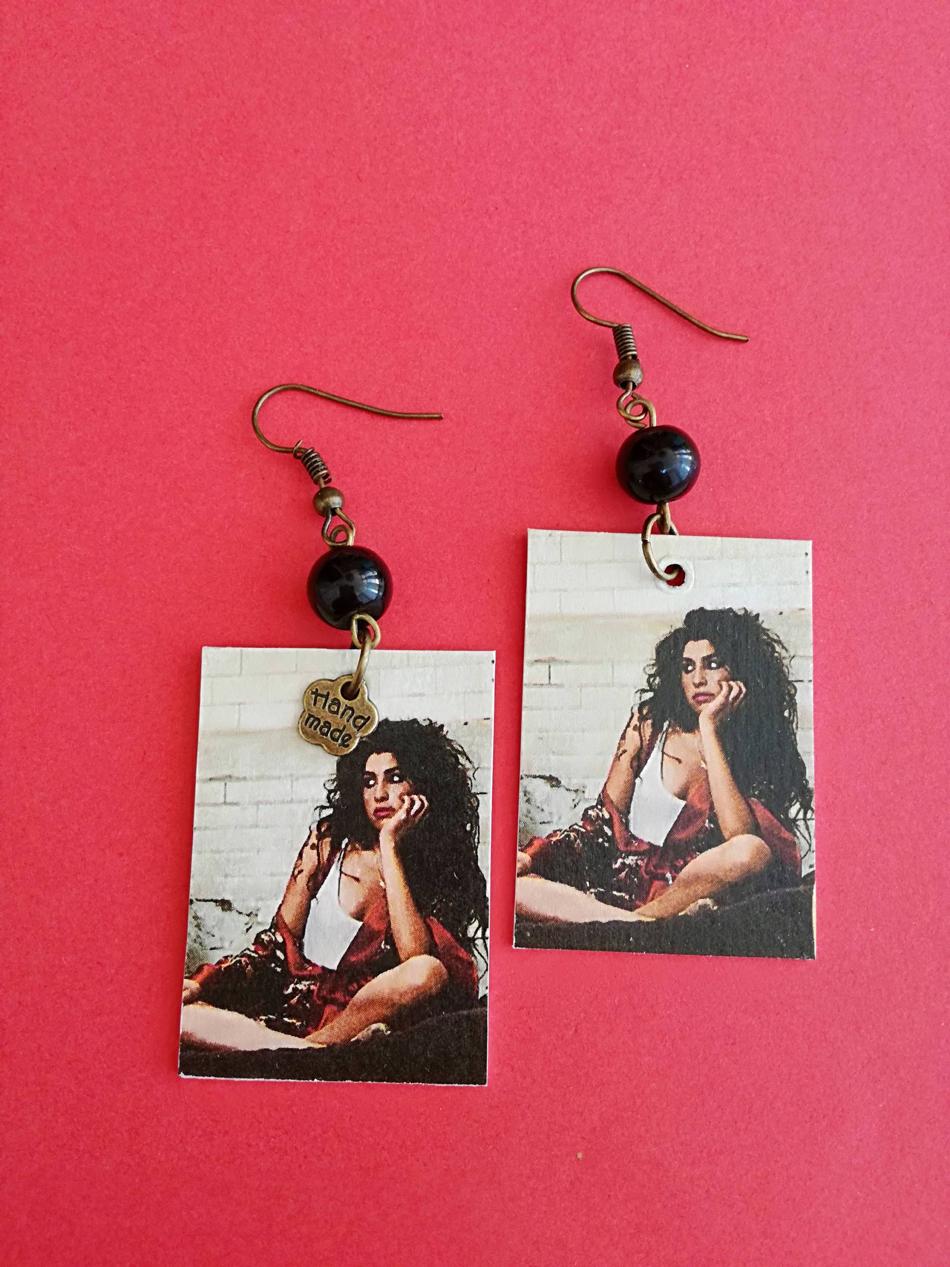 Papier-Ohrringe Anhänger Amy Winehouse Mit Black Pearl Papier-Ohrringe Anhänger Amy Winehouse Mit Black Pearl von JolieJoieCreazioni