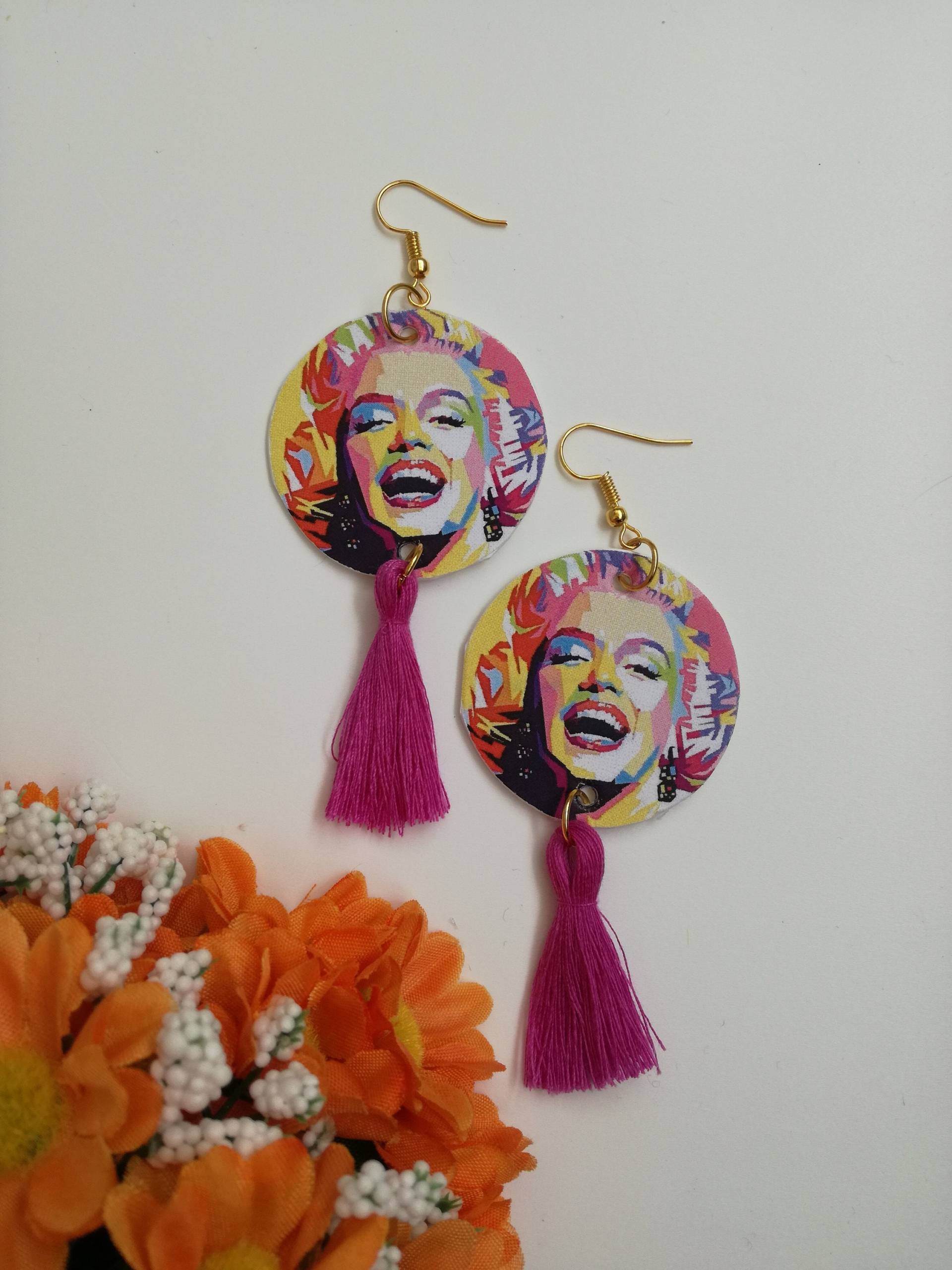 Papier Ohrringe Anhänger Marilyn Monroe Mit Quasten Aus Fuchsia Baumwolle Papier Ohrringe Anhänger Marilyn Monroe Mit Quasten Aus Fuchsia Baumwolle von JolieJoieCreazioni