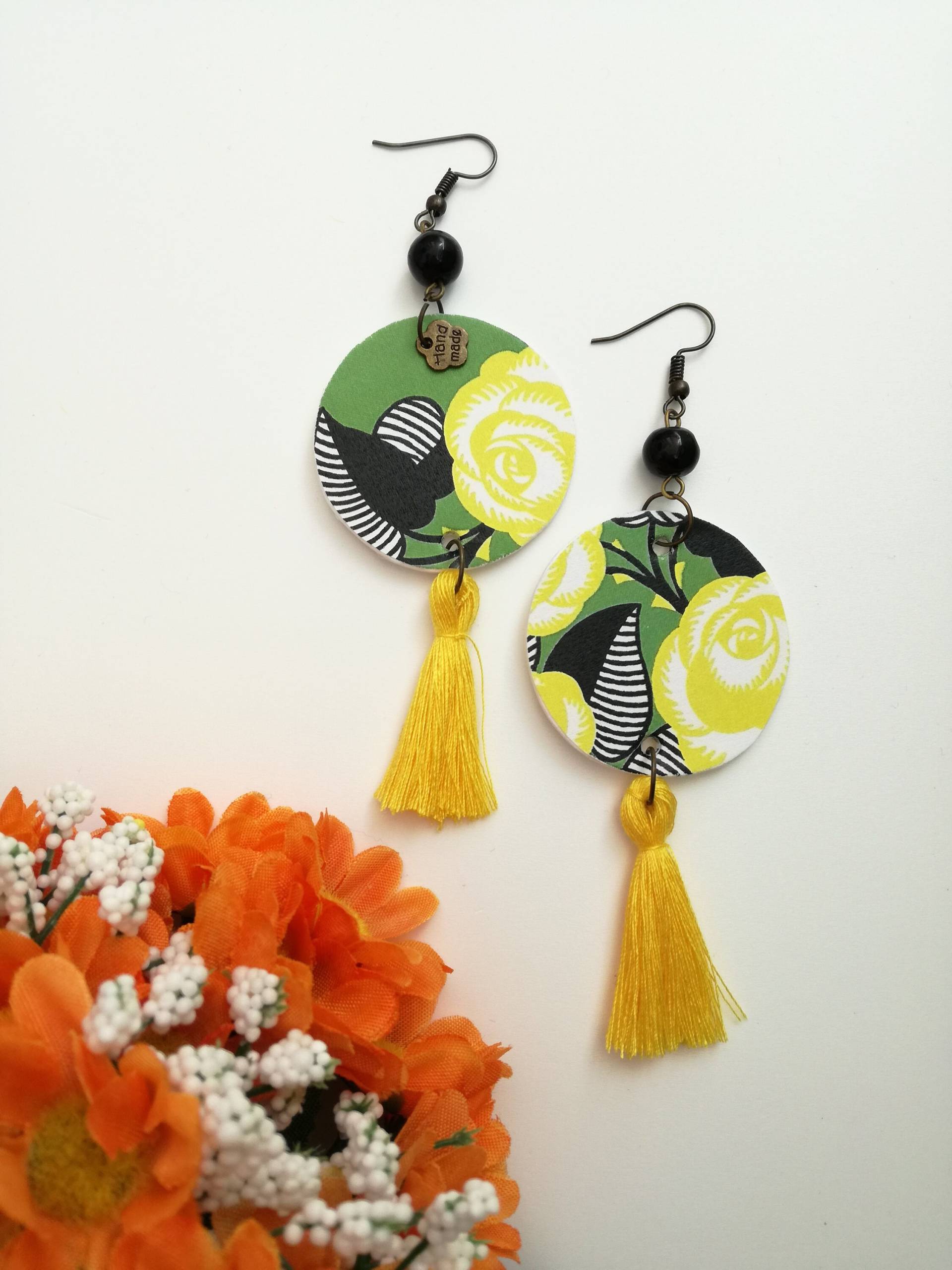 Papier-Ohrringe-Anhänger Mit Black Pearl Und Floralen Design Papier-Ohrringe-Anhänger Mit Black Pearl Und Floralen Design von JolieJoieCreazioni