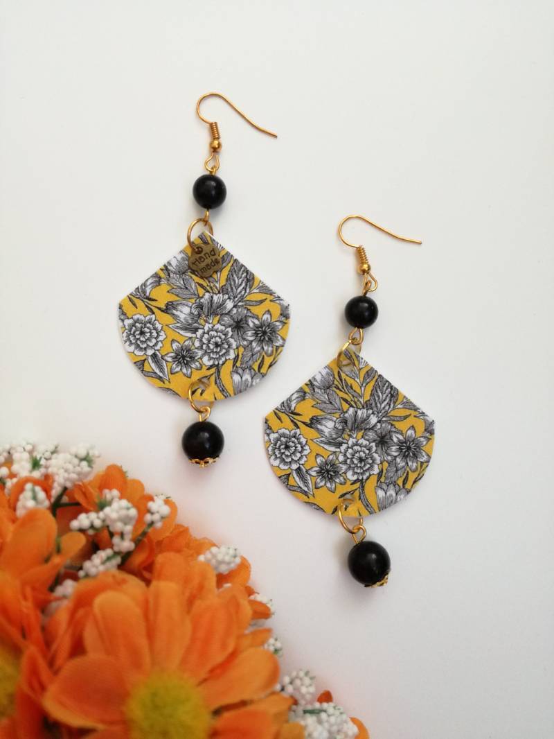 Papier-Ohrringe-Anhänger Mit Floralen Und Schwarze Perlen Papier-Ohrringe-Anhänger Mit Floralen Und Schwarze Perlen von JolieJoieCreazioni