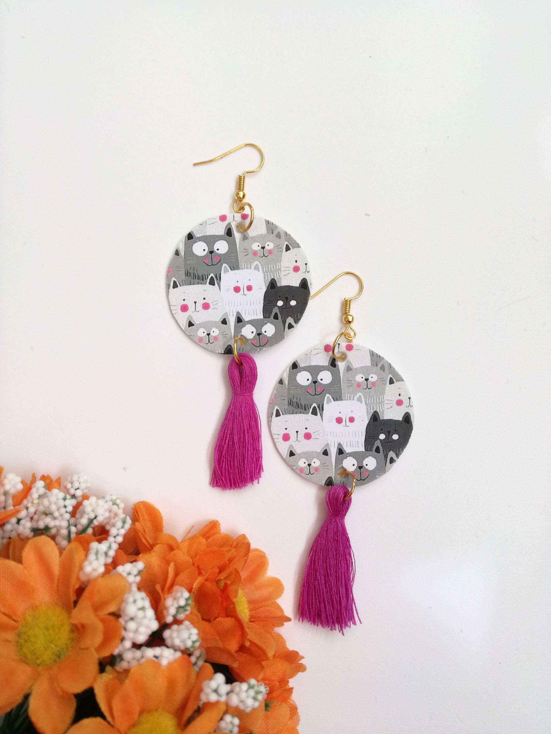 Papier-Ohrringe-Anhänger Mit Katzen Und Quasten Aus Baumwolle Papier-Ohrringe-Anhänger Mit Katzen Und Quasten Aus Baumwolle von JolieJoieCreazioni
