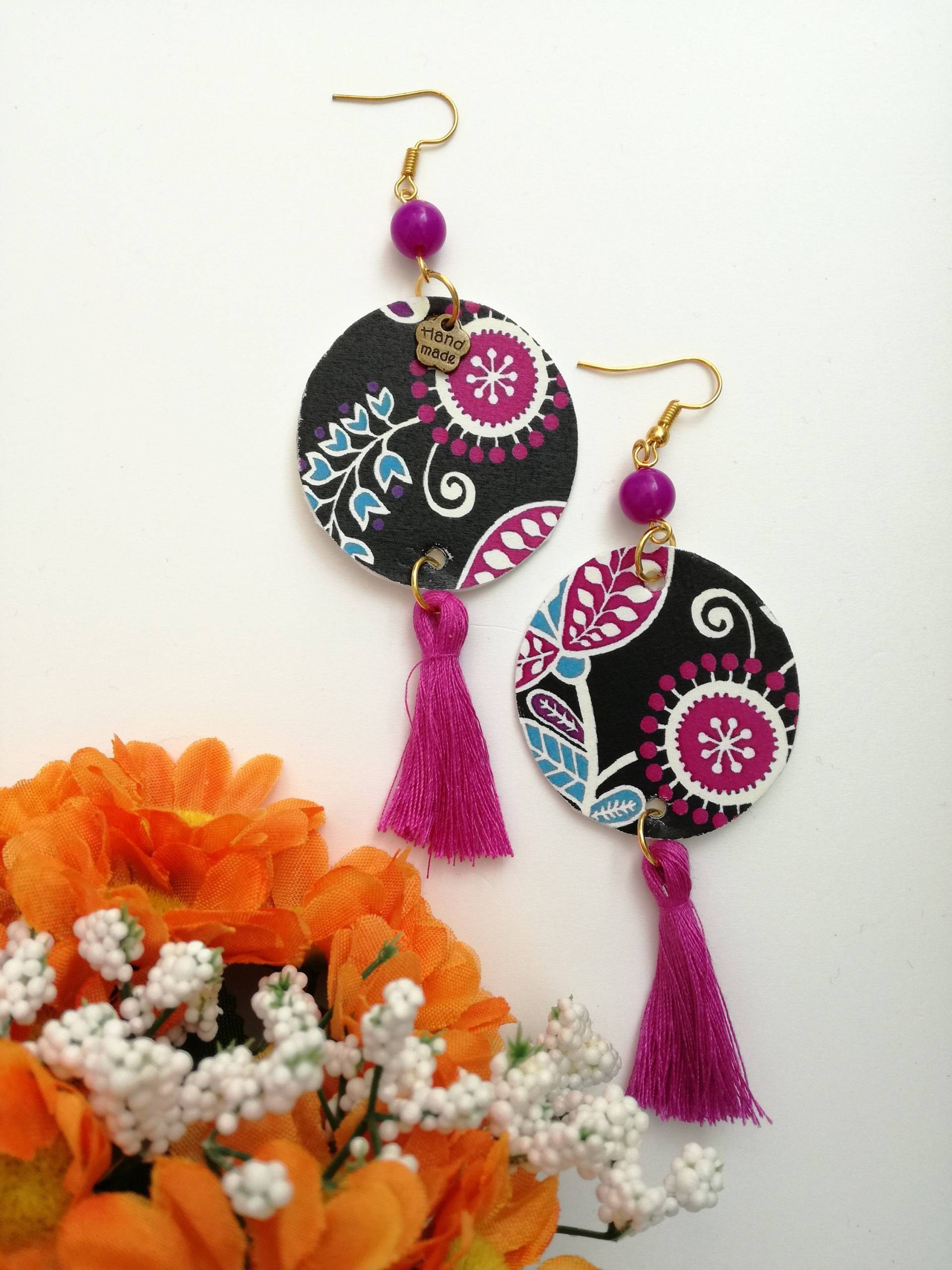 Papier-Ohrringe-Anhänger Mit Lila Perlen Und Blumen-Design Papier-Ohrringe-Anhänger Mit Lila Perlen Und Blumen-Design von JolieJoieCreazioni