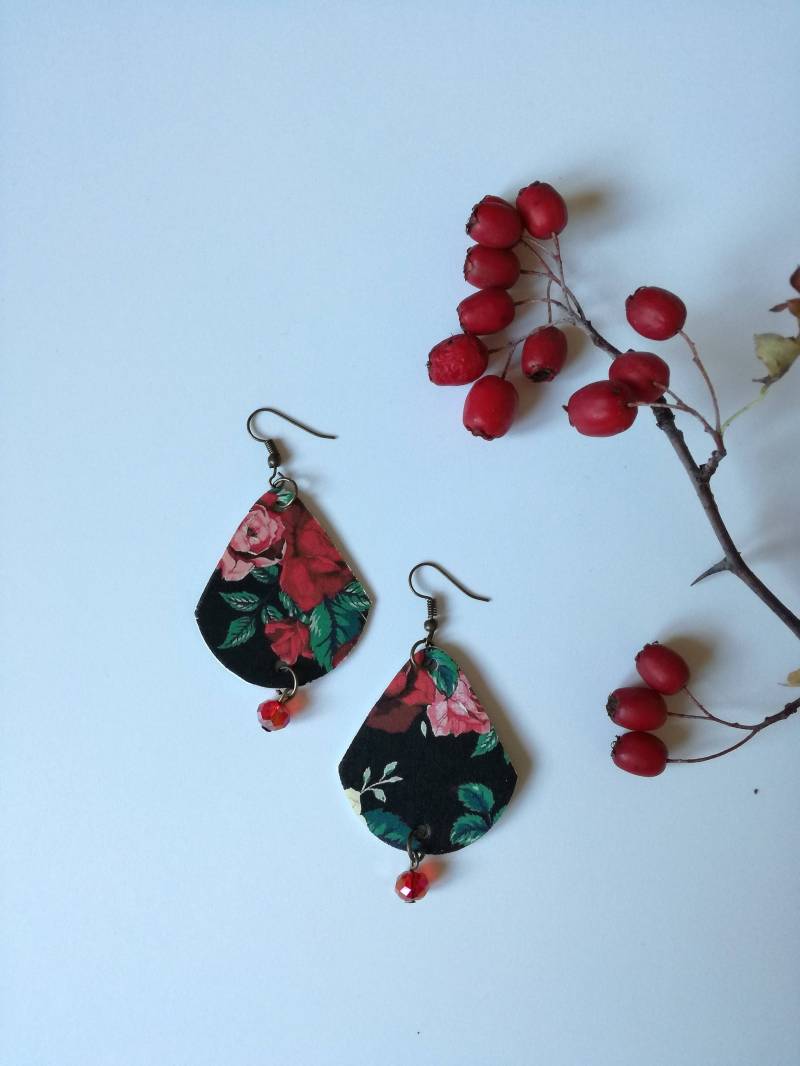 Papier-Ohrringe-Anhänger Schwarz Mit Roten Rosen Papier-Ohrringe-Anhänger Schwarz Mit Roten Rosen von JolieJoieCreazioni