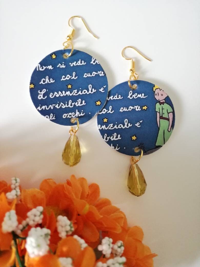 Papierohrringe „Der Kleine Prinz" Mit Spruch, Gelber Perle Und Herzförmigem Anhänger Papierohrringe „Der Kleine Prinz" Mit Spruch, Gelber Perle Und Herzförmigem Anhänger von JolieJoieCreazioni