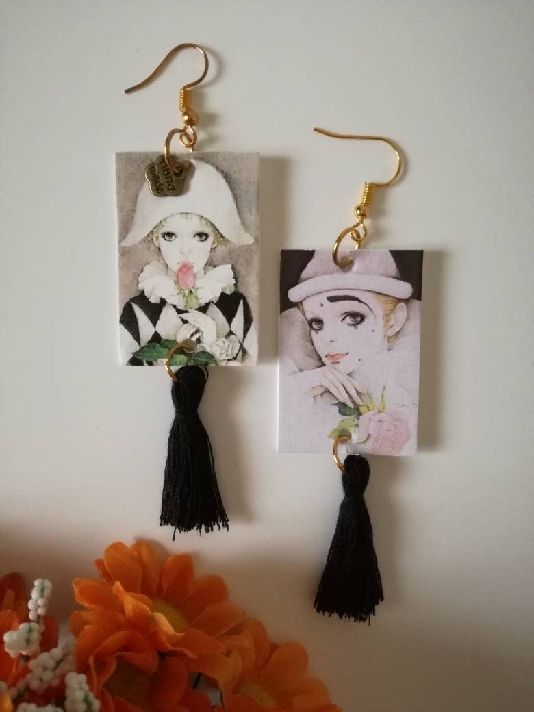 Papierohrringe Von Mira Fujita Mit Rechteckigem Anhänger Und Pierrot-Bild Papierohrringe Von Mira Fujita Mit Rechteckigem Anhänger Und Pierrot-Bild von JolieJoieCreazioni