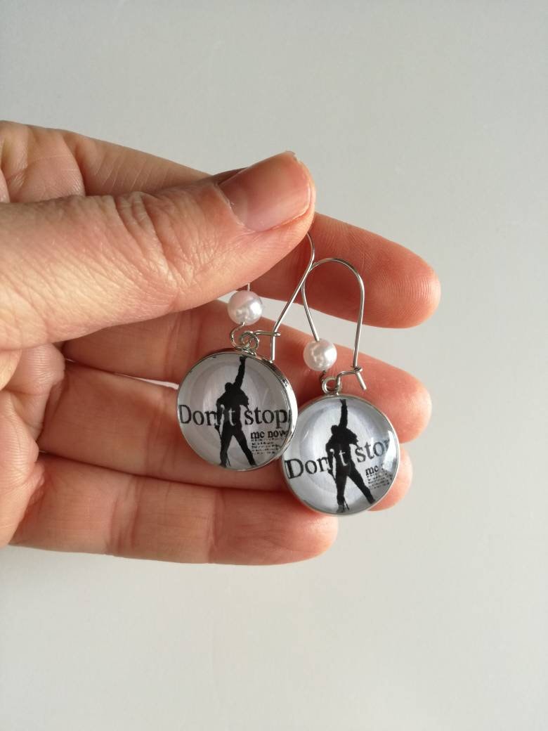 Queen-Ohrhänger Mit 20 Mm Großer Kamee Aus Stahl Und Bild Von Freddy Mercury Dem Satz „Don't Stop Me Now" Queen-Ohrhänger Mit 20 Mm Großer Kamee Aus Stahl Und Bild Von Freddy Mercury Dem Satz „Don't Stop Me Now" von JolieJoieCreazioni