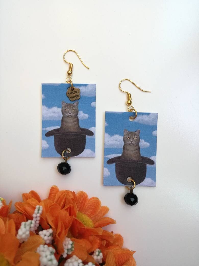 René Magritte Papier Katze Anhänger Drop Ohrringe Und Schwarzen Perlen René Magritte Papier Katze Anhänger Drop Ohrringe Und Schwarzen Perlen von JolieJoieCreazioni