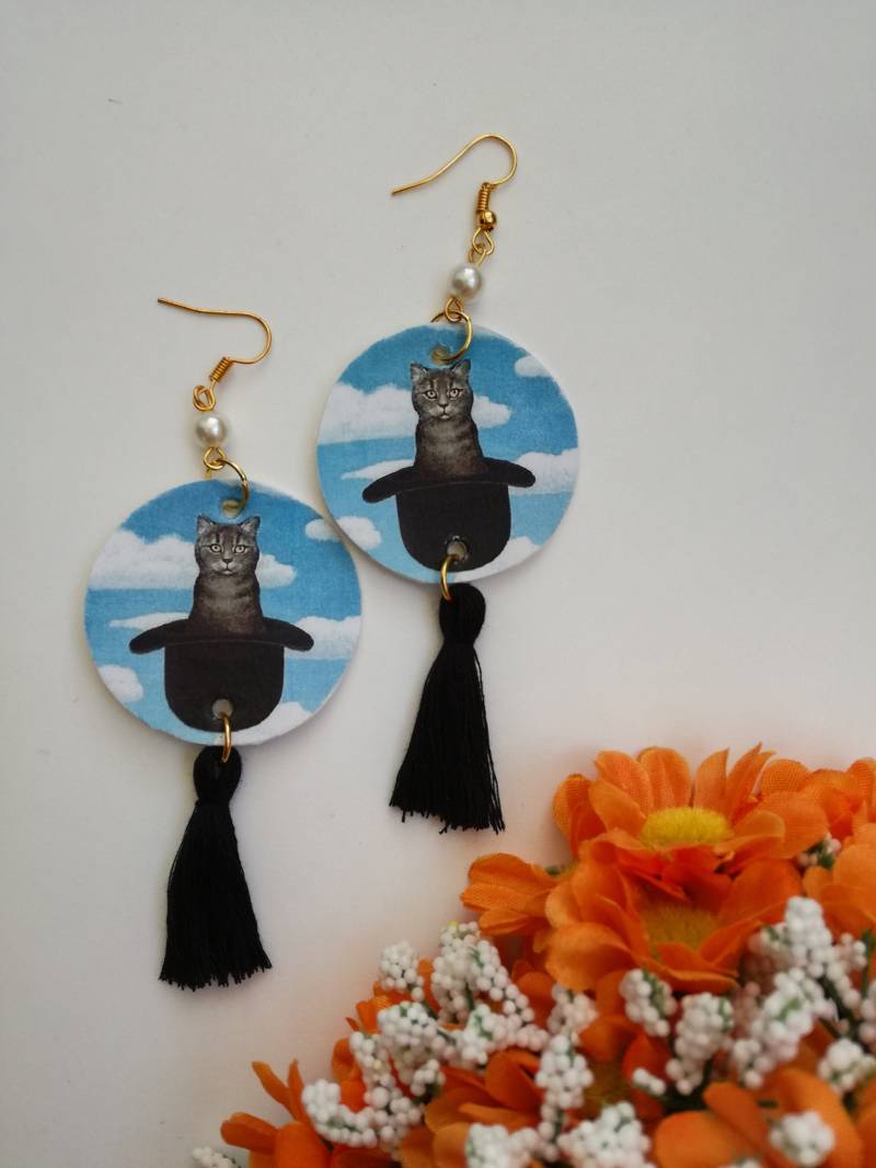 Renè Magritte Papierohrringe Hängen Im Kreis, Arbeit „Katze Mit Hut" von JolieJoieCreazioni