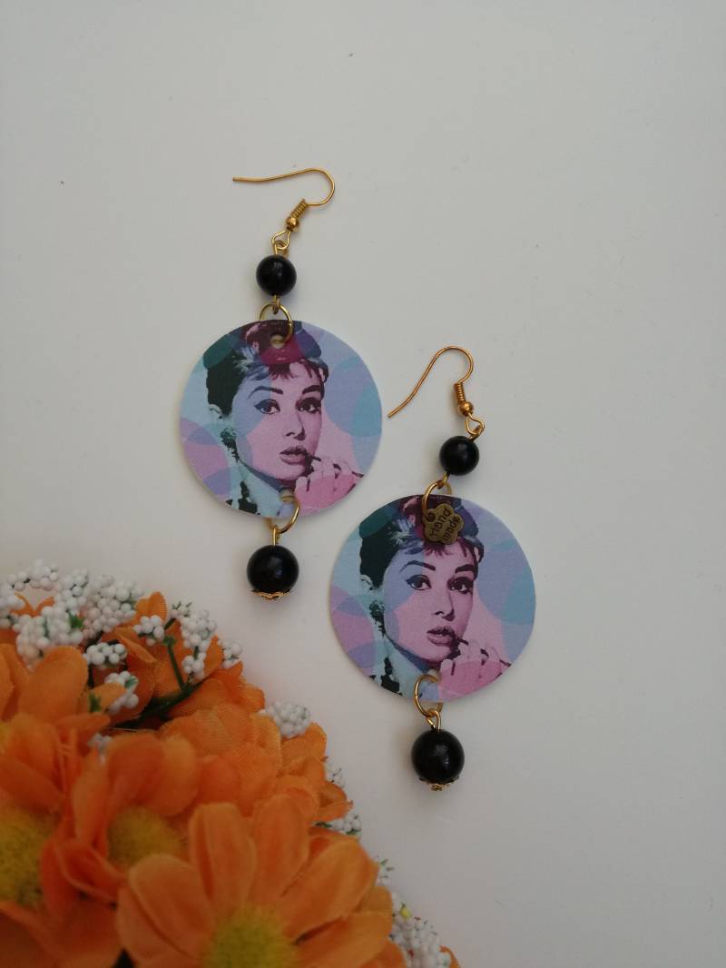 Runde Papier Ohrringe Anhänger Audrey Hepbyrn Mit Schwarzen Perlen Runde Papier Ohrringe Anhänger Audrey Hepbyrn Mit Schwarzen Perlen von JolieJoieCreazioni