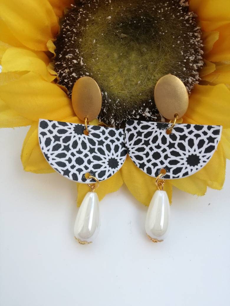 Schwarz-Weiße Ohrringe Mit Blumenmuster Und Weißer Tropfenperle Schwarz-Weiße Ohrringe Mit Blumenmuster Und Weißer Tropfenperle von JolieJoieCreazioni