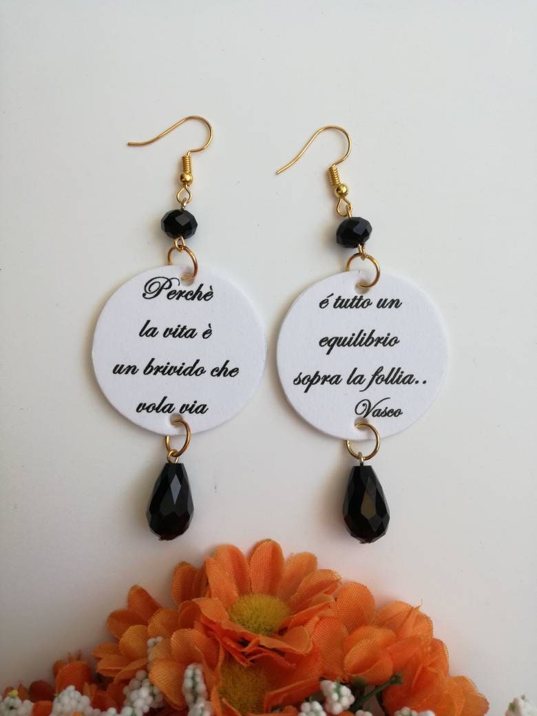 Vasco Rossi Papierohrringe Mit Schwarz-Weißem Kreisanhänger Und Zitat Aus Einem Berühmten Vasco-Lied Vasco Rossi Papierohrringe Mit Schwarz-Weißem Kreisanhänger Und Zitat Aus Einem Berühmten Vasco-Lied von JolieJoieCreazioni