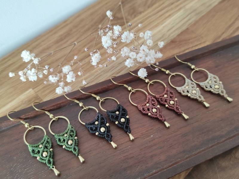 Filigrane Makramee Ohrringe Mit Messingring Und Messingperlen Filigrane Makramee Ohrringe Mit Messingring Und Messingperlen von JolietaFineArtBerlin