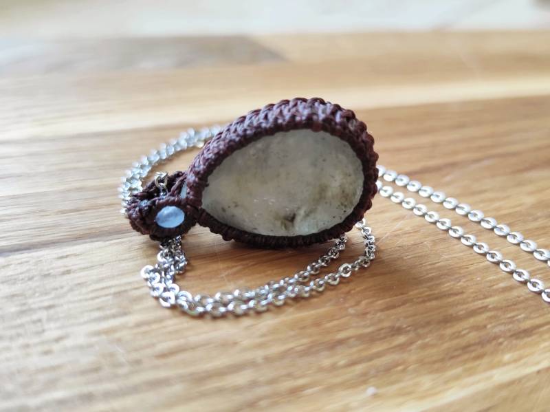 Makramee Kette Mit Eingefassten Larvikit Edelstein von JolietaFineArtBerlin