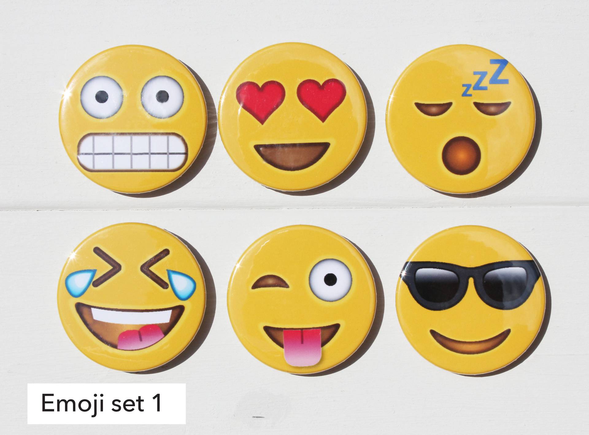 Emoji-Abzeichen-Geschenkset - 6-Abzeichen, Stocking-Fillers, Emoji-Pins, Emoji-Button, Emoji-Emblem, Smiley-Abzeichen, Party-Abzeichen von JollyGoodCreations