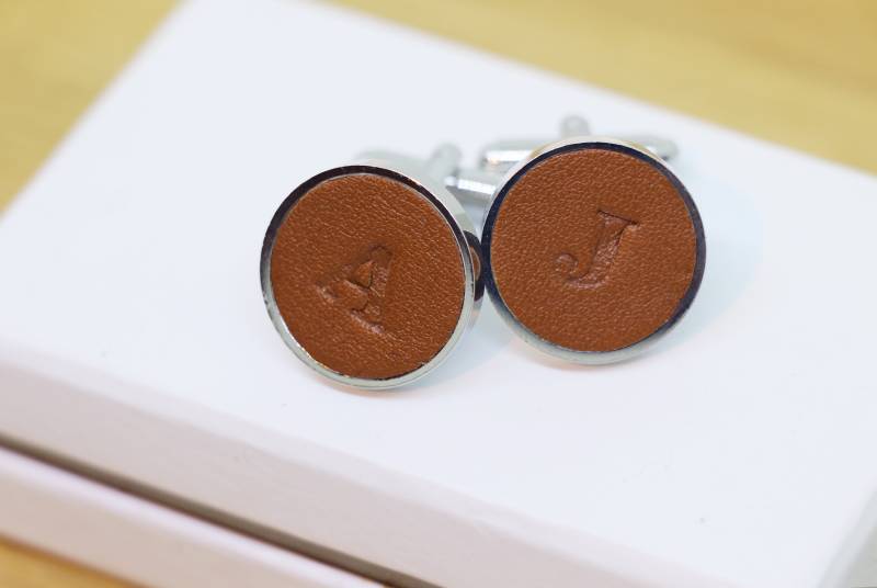 Hochzeitstag - Leder | Personalisierte Manschettenknöpfe Verheiratet 3 Jahre Geschenk Für Ihn Mann Geburtstagsgeschenk Junggesellenabschied von JollyGoodCreations