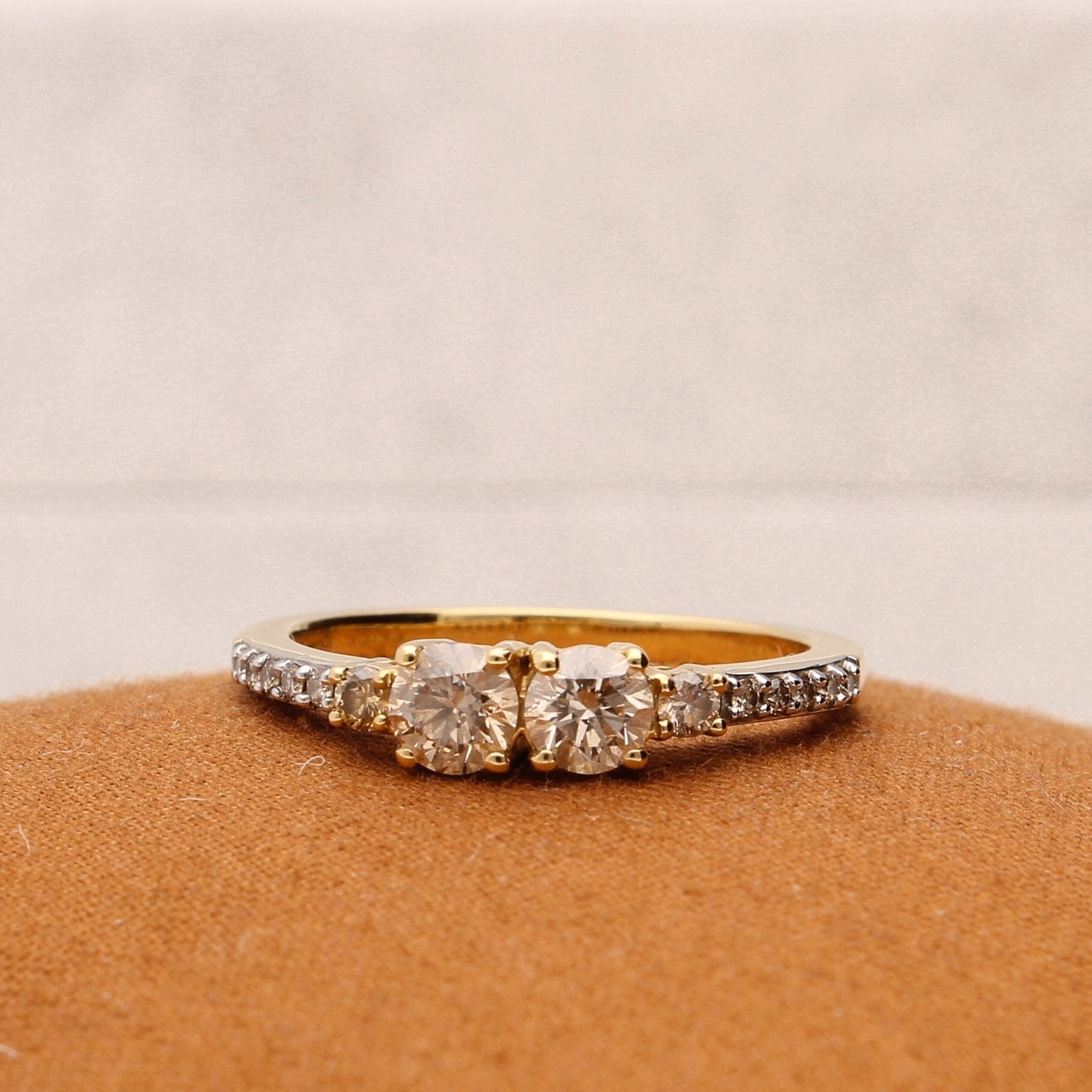 0.50Ct Champagner & Weißer Diamant 18Carat Gelbgold Band, Modering von JollysJewellers