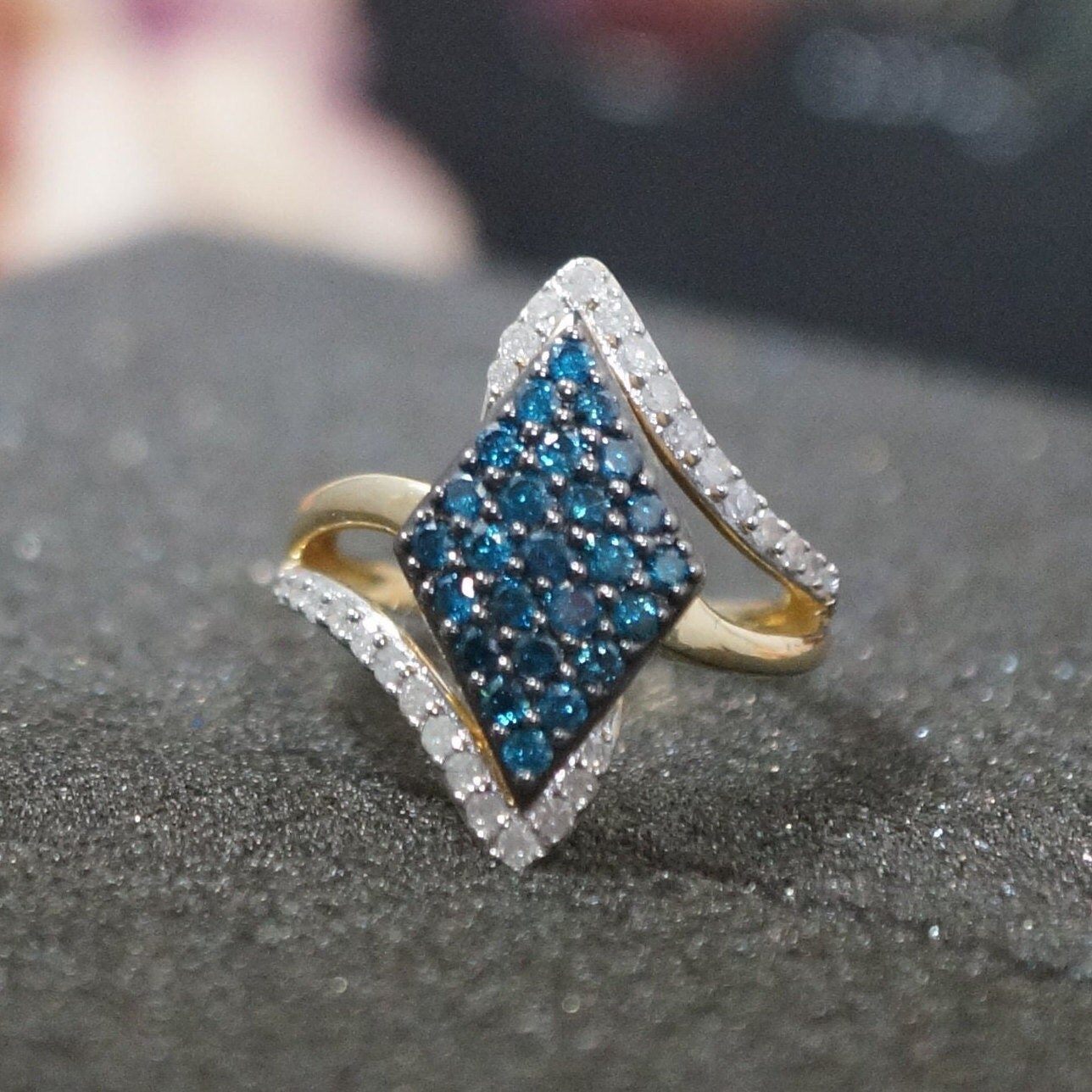 1.00Ct Blau & Weiß Diamant 9Carat Gelbgold Cluster Ring, Mode Ring von JollysJewellers