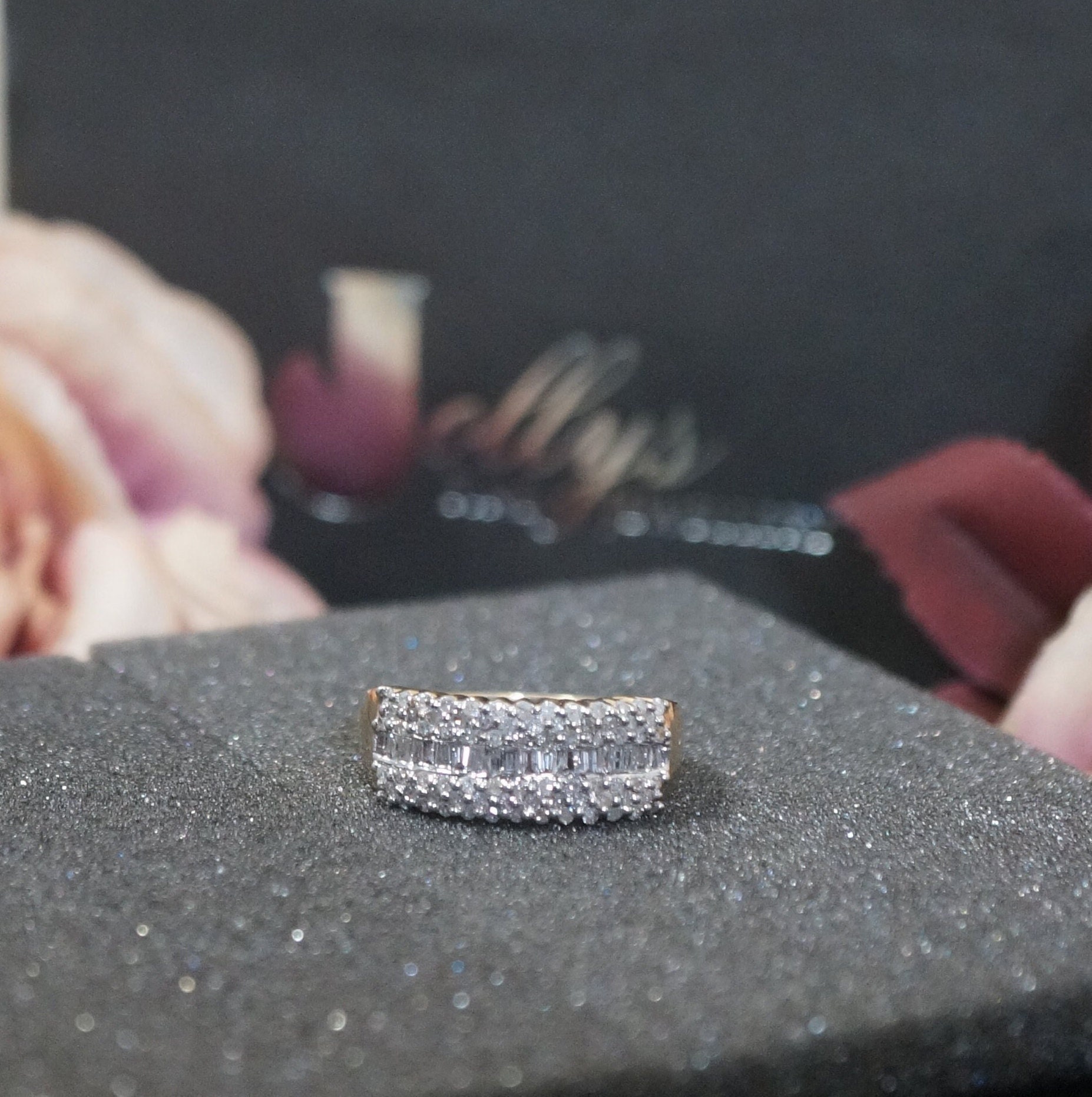 1.00Ct Diamant 9Carat Gelbgold Cluster Band, Mode Ring von JollysJewellers