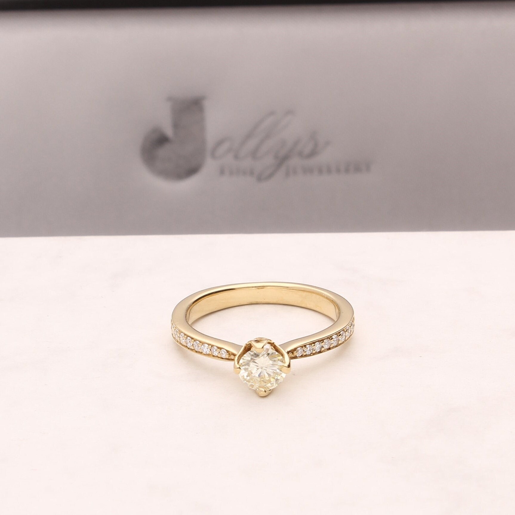 1.00Tcw Diamant Neu 18Carat Gelbgold Solitär & Akzente Ring, Verlobungsring, Modering von JollysJewellers