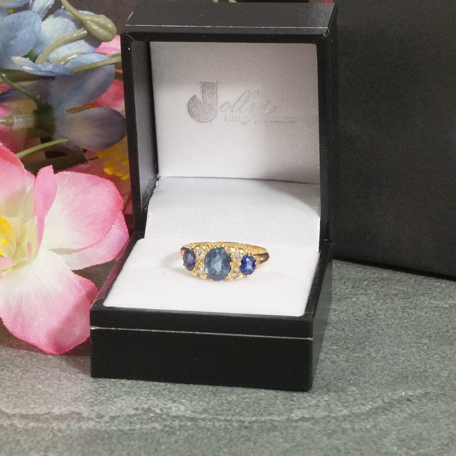 Antik Oval Saphir & Diamant 18Carat Gelbgold Drei-stein Ring, Edelstein Mode Cocktail Ring von JollysJewellers