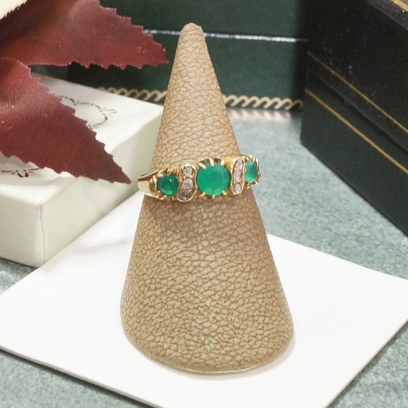 Antik Smaragd & Diamant 15Carat Gelbgold Drei-stein Ring, Edelstein Mode Ring von JollysJewellers