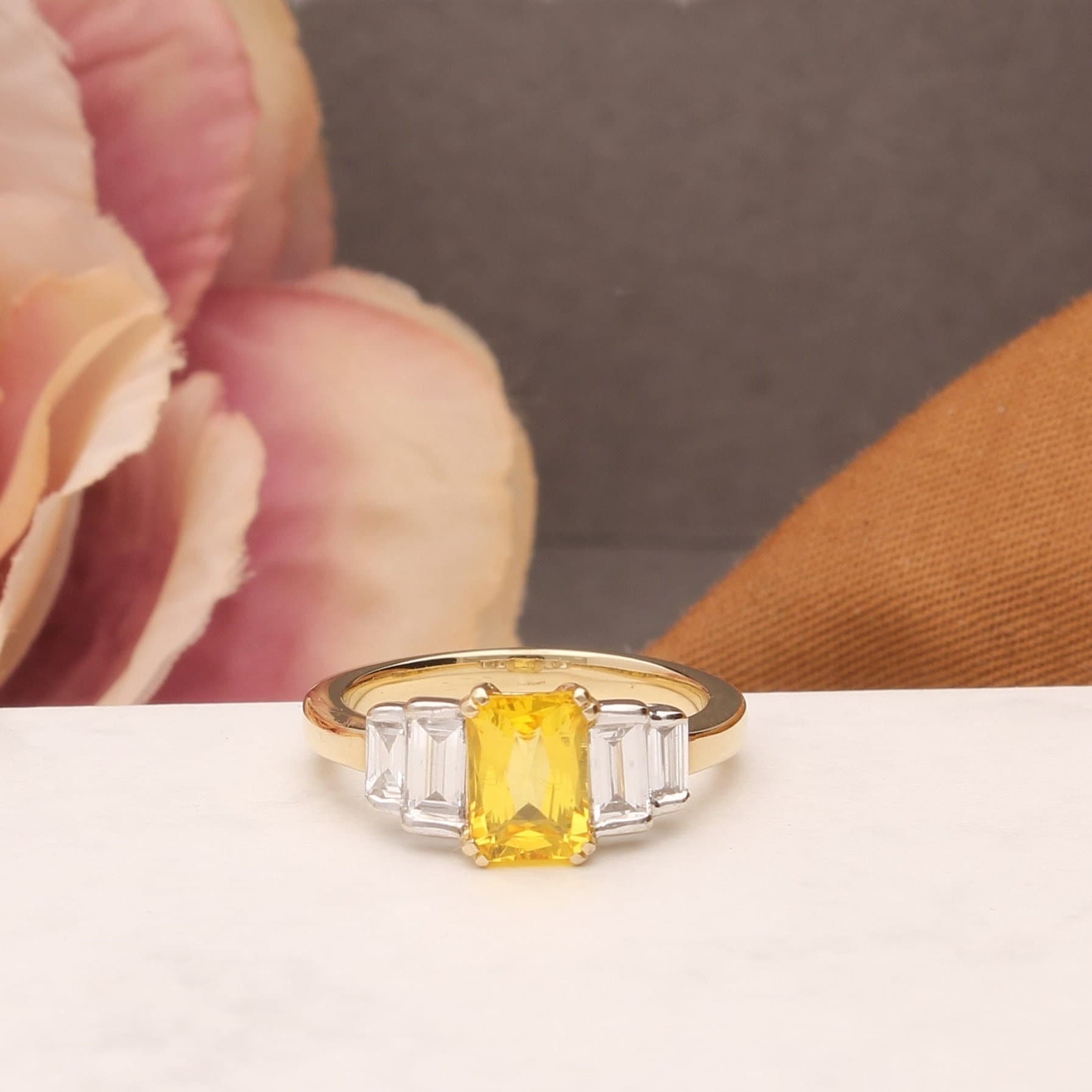 Gelber Saphir & Diamant 18Carat Gelbgold Solitär Und Akzente Ring, Mode Edelstein Ring von JollysJewellers