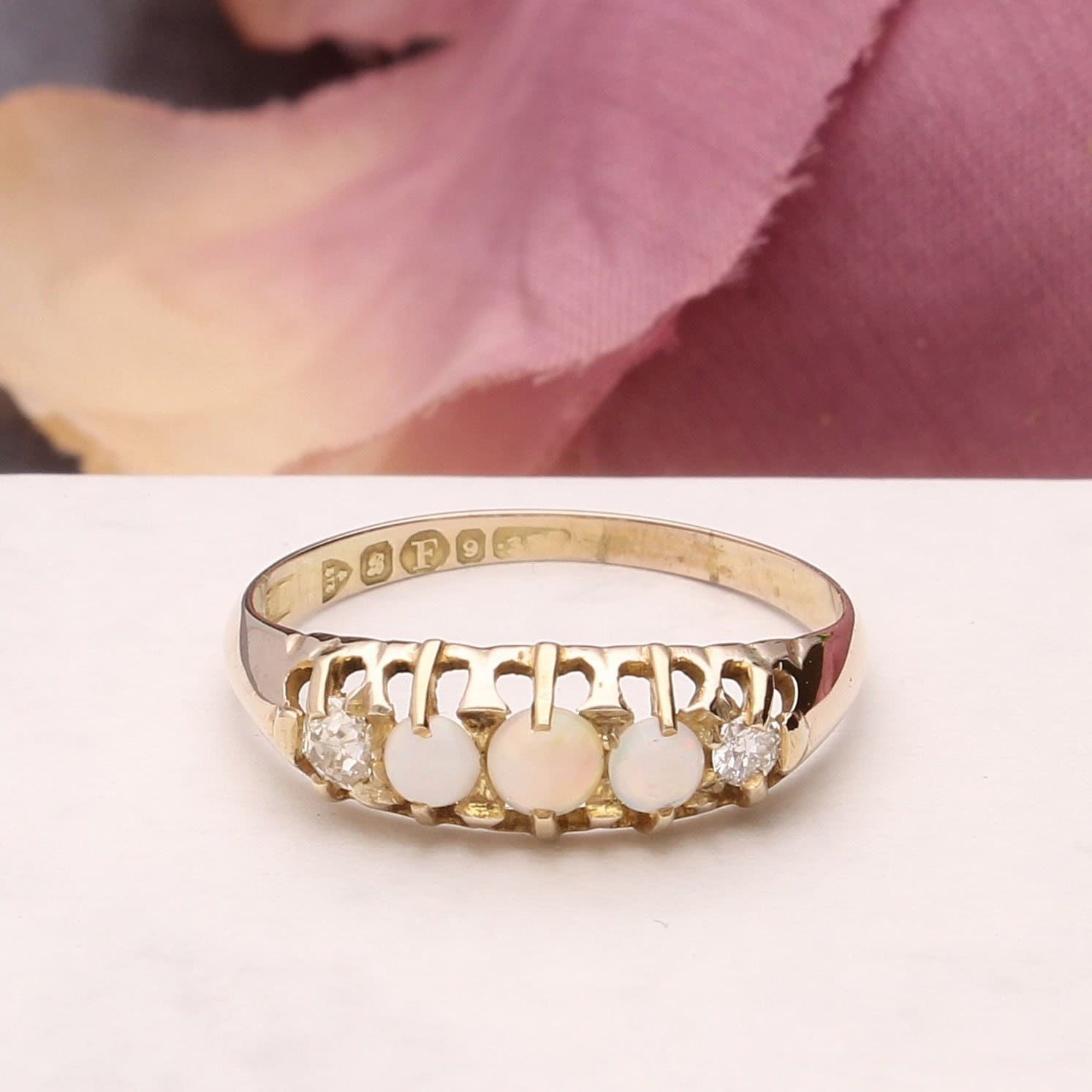 Opal & Diamant Antik 9Carat Gelbgold Eternity Ring, Mode Edelstein Ring von JollysJewellers
