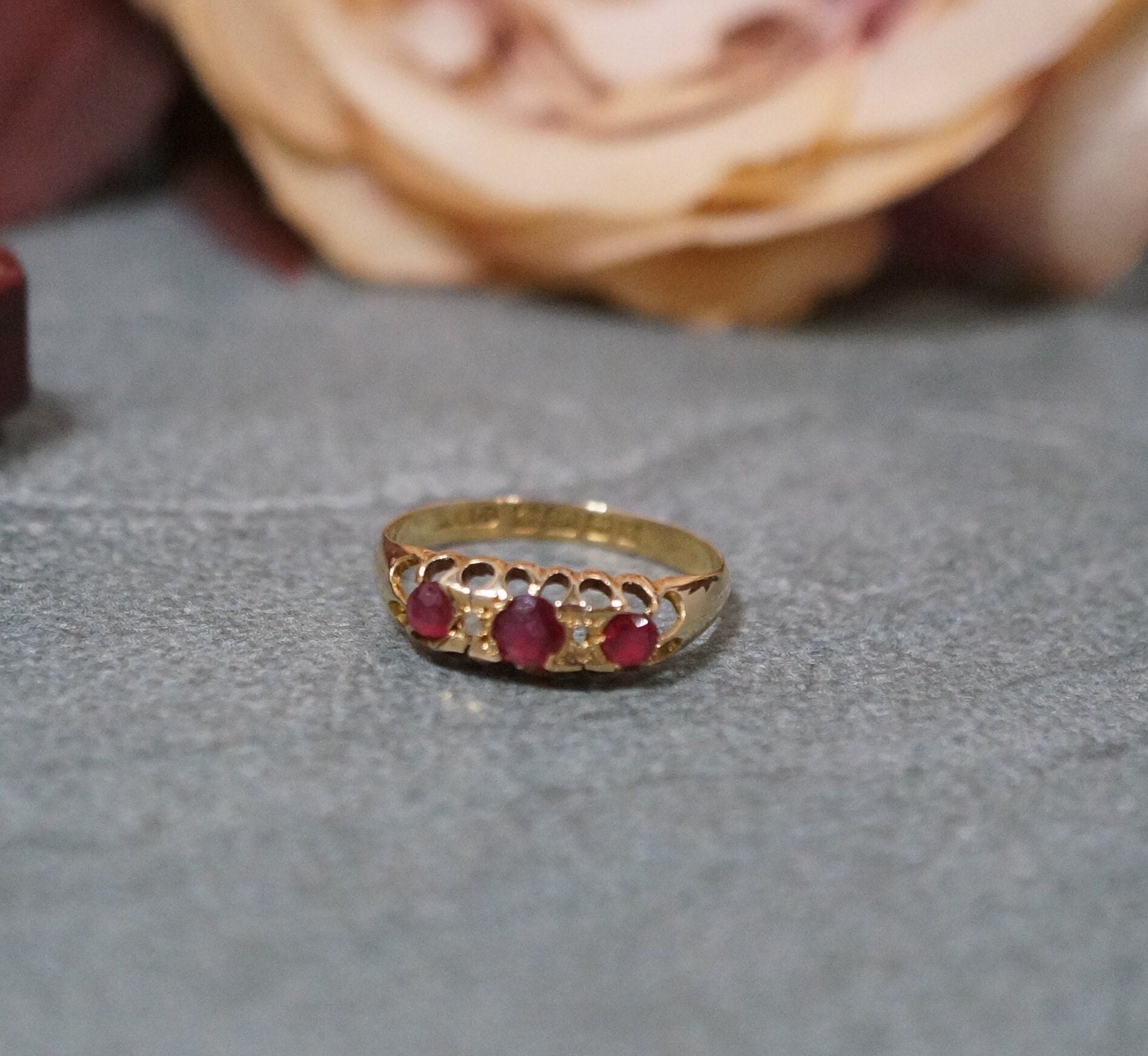 Rubin Mit Diamanten Antik 18Carat Gelbgold 3 Stein Ring, Edelstein Cocktail Mode Ring von JollysJewellers