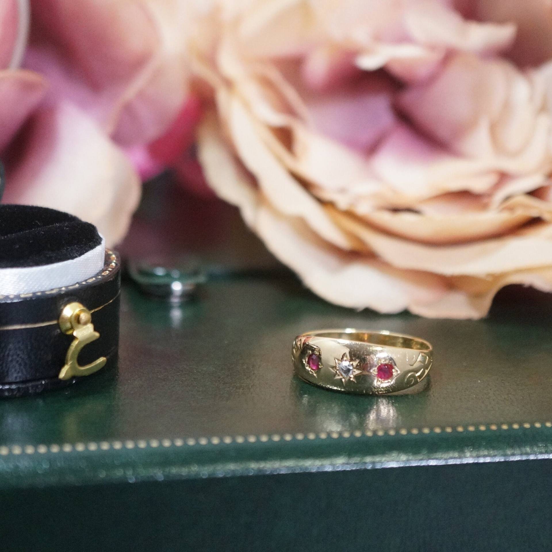 Rubin & Diamant Vintage 18Carat Gelbgold Drei-stein Ring, Edelstein Mode Ring von JollysJewellers