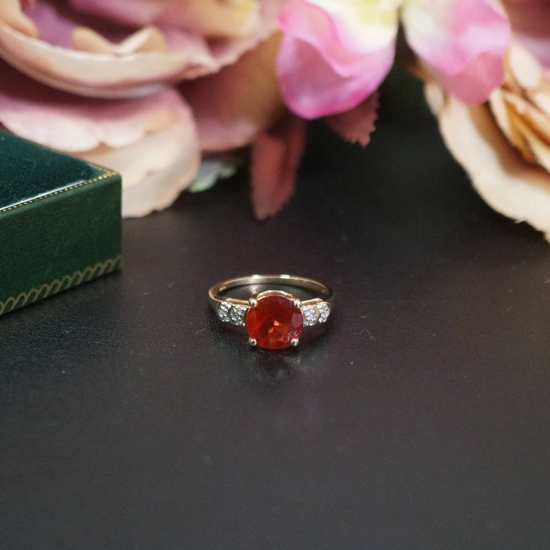 Tarocco Red Andesine & Diamond 9Carat Gelbgold Solitär Mit Akzenten Ring, Mode Edelstein Ring von JollysJewellers