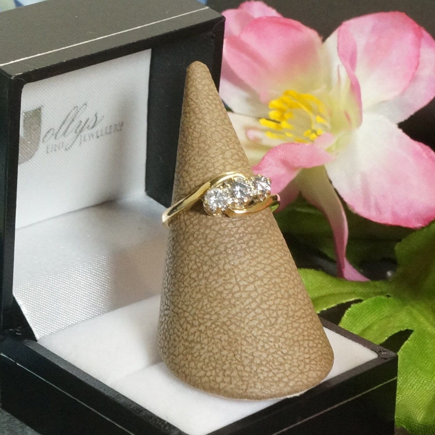 Vintage 0, 50Ct Diamant 18Carat Gelbgold Drei-stein Crossover Ring, Mode Ring von JollysJewellers