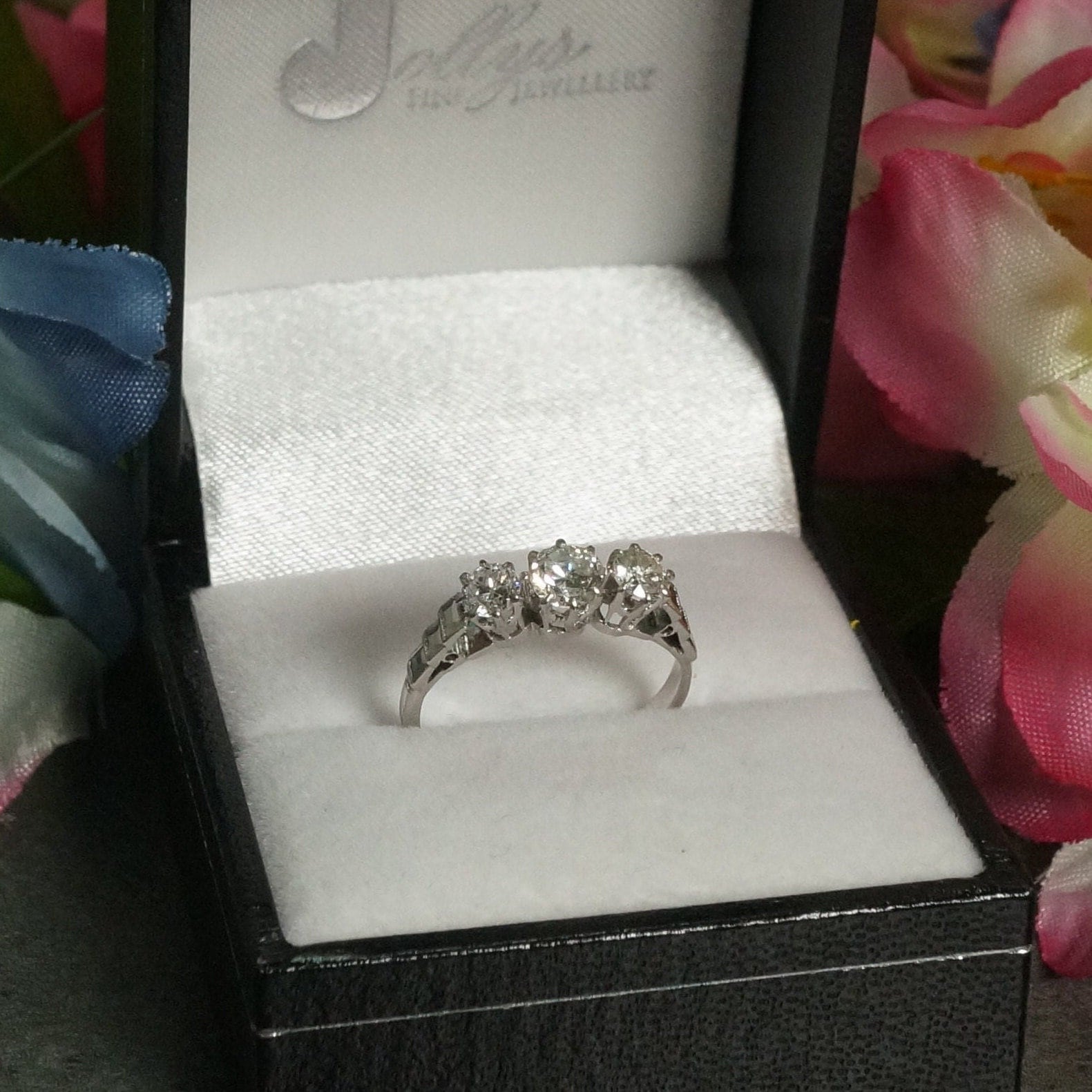 Vintage 0.66Ct Diamant Platin Drei Stein Ring, Verlobungsring, Mode Ring von JollysJewellers