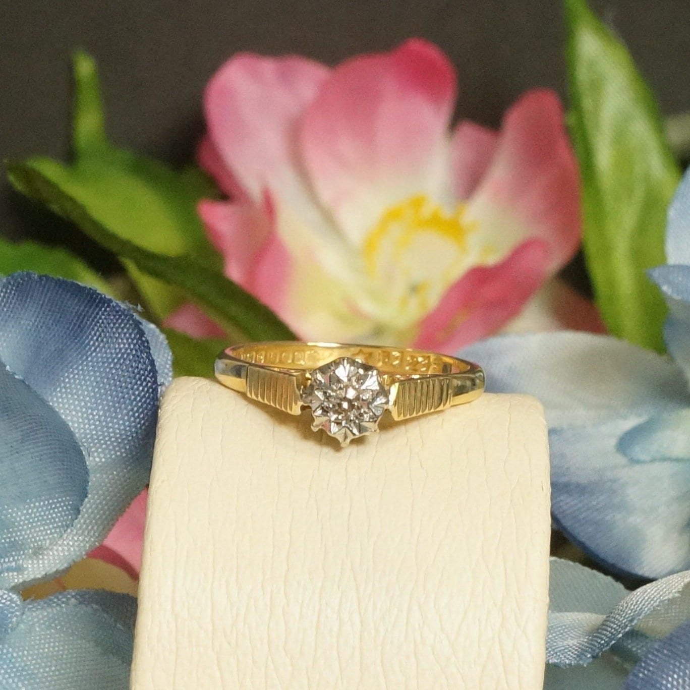 Vintage Illusion Set 0.05Ct Diamant 18Carat Gelbgold Solitär Ring, Verlobungsring, Mode Ring von JollysJewellers