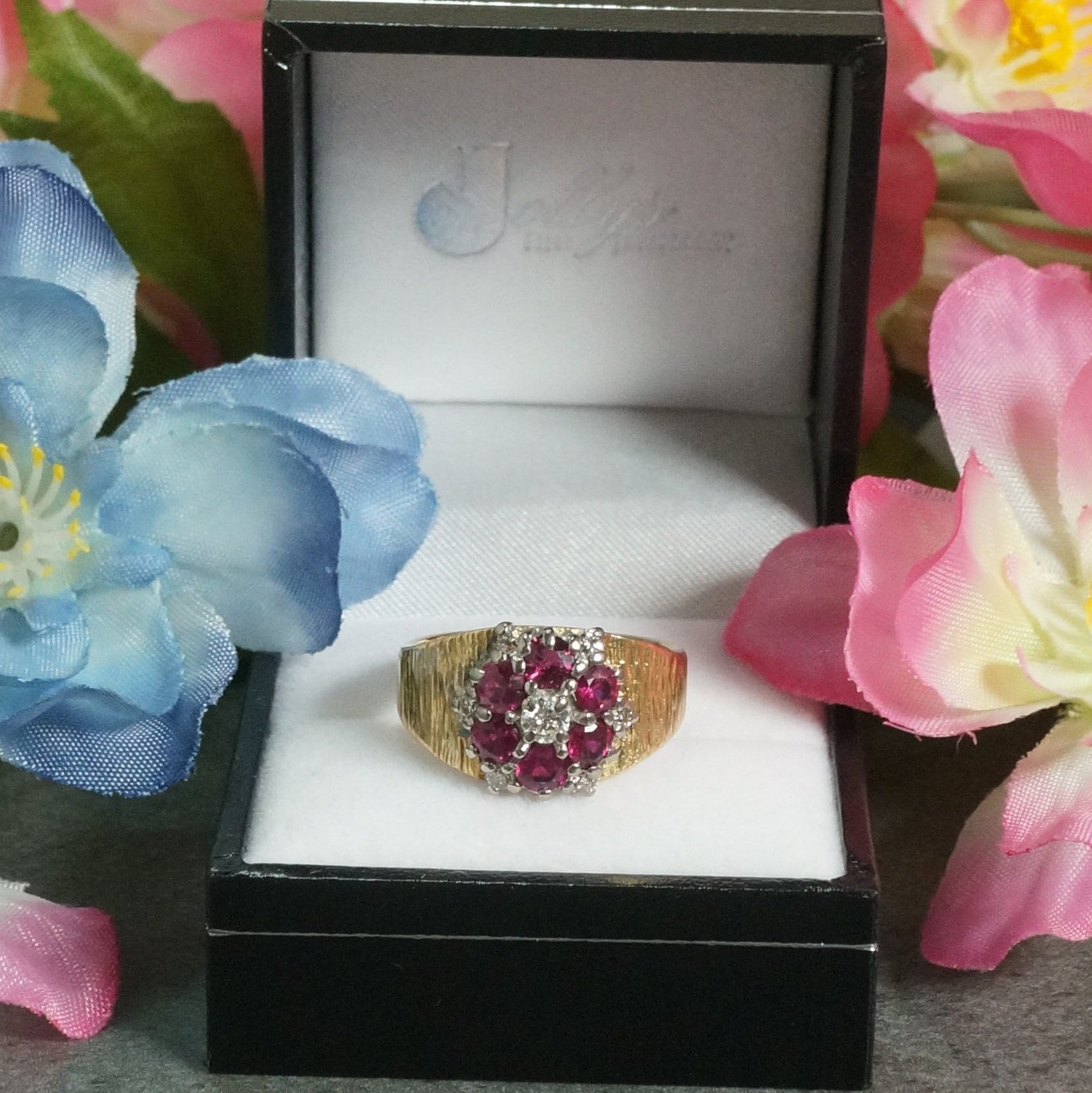 Vintage Rubin & Diamant 18Carat Gelbgold Cluster Ring, Edelstein Mode Cocktail Ring von JollysJewellers