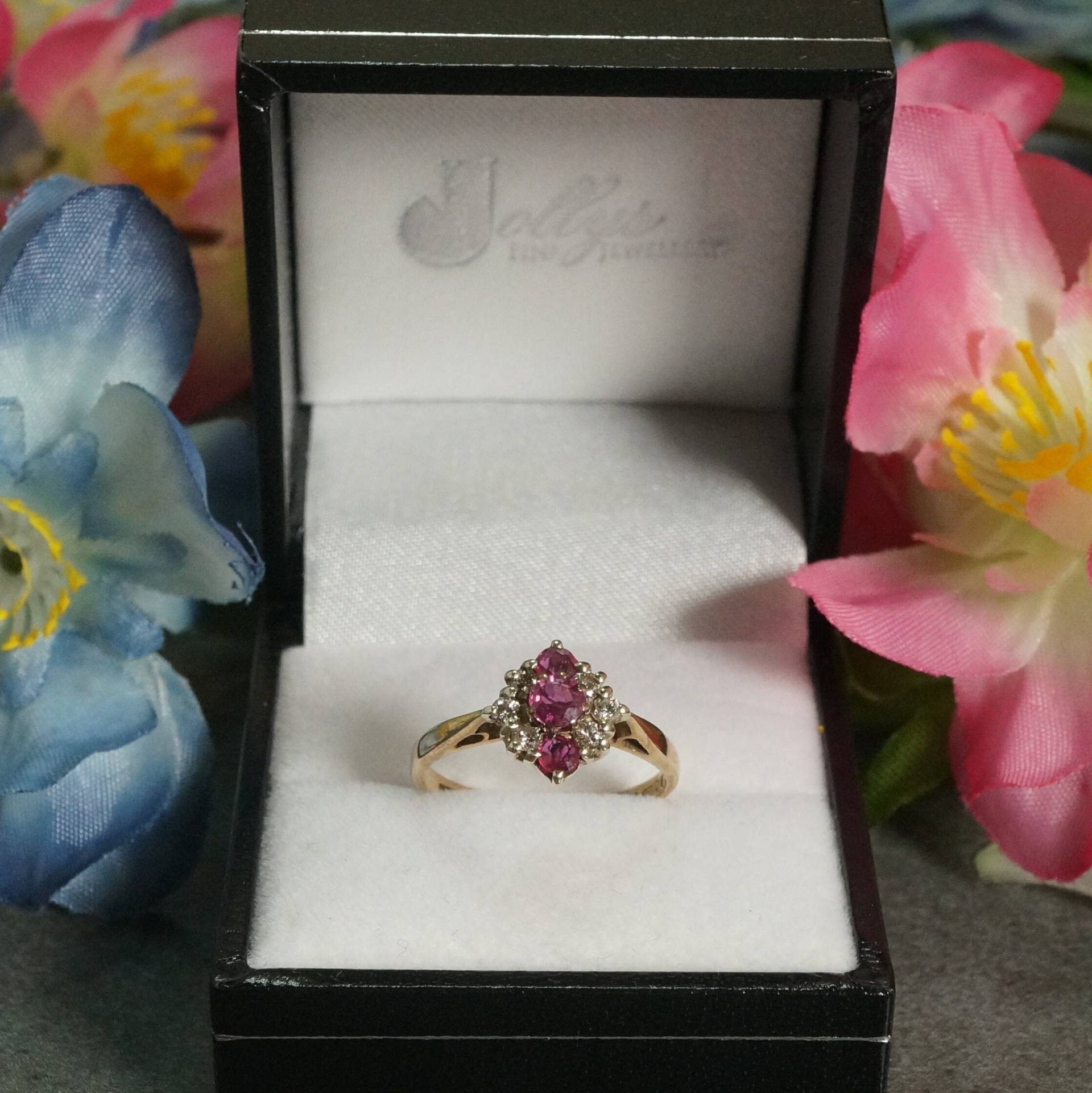 Vintage Rubin & Diamant 9Carat Gelbgold Drei-stein Cluster Ring, Cocktail Edelstein Mode Ring von JollysJewellers