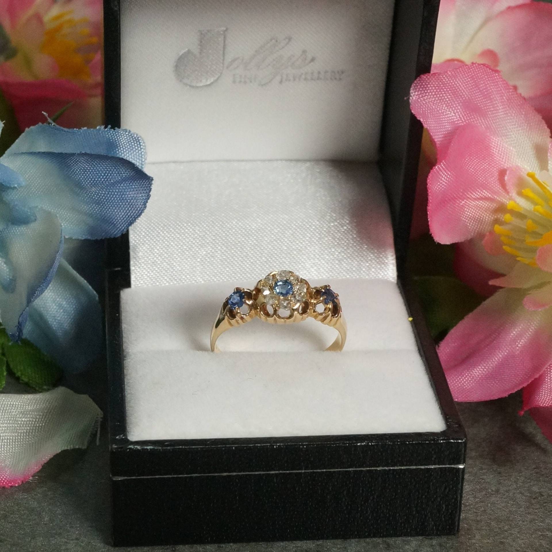 Vintage Saphir & Diamant 18Carat Gelbgold Cluster Eternity Ring, Cocktail Edelstein Mode Ring von JollysJewellers